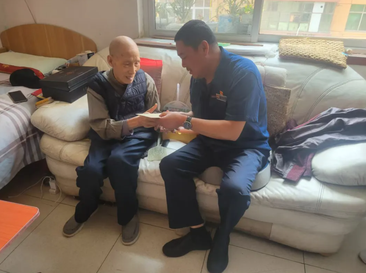 元太倫公司端午節(jié)前夕入戶(hù)慰問(wèn)16位九旬職工父母